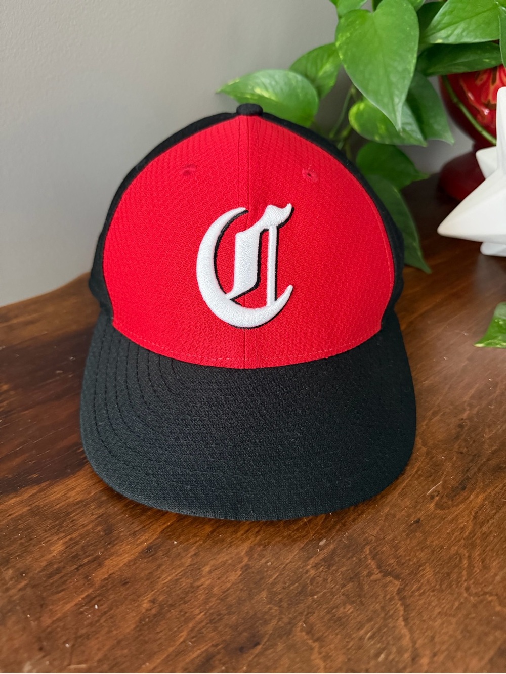 New Era Cincinnati Reds Players Fitted Baseball Hat Gothic C Logo. Size 6 7/8.